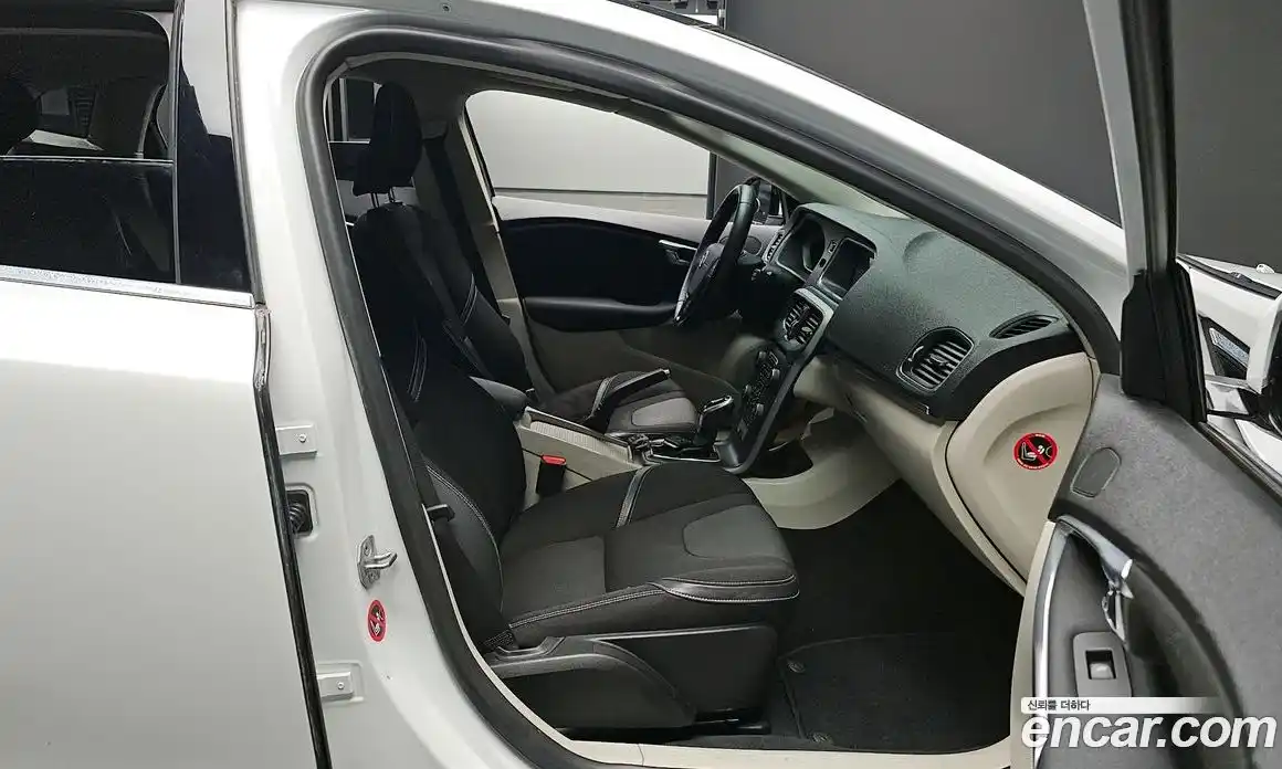 Volvo V40 2014 1.6 Автомат в Москве № 230591, фото 20