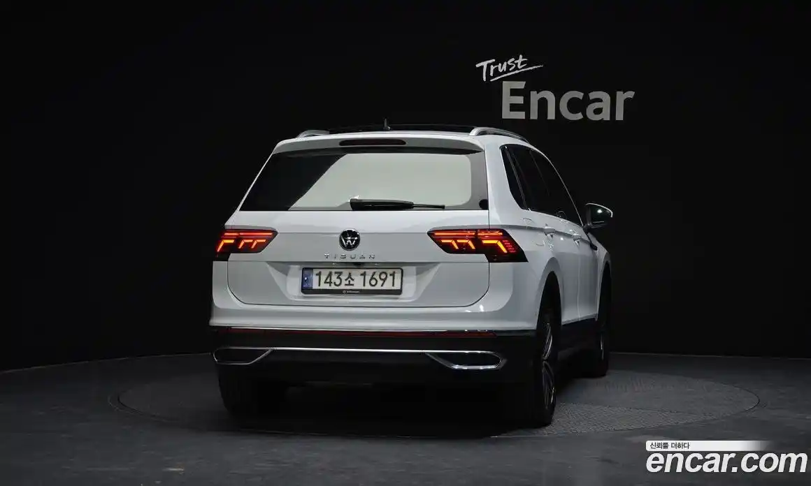 Volkswagen Tiguan 2023 2.0 Автомат в Москве № 232126, фото 4