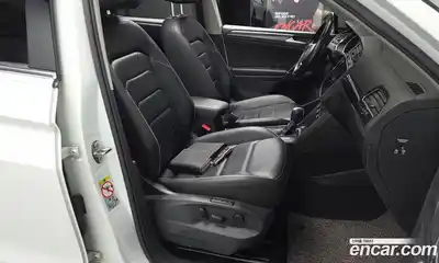 Volkswagen Tiguan 2018 2.0 Автомат в Москве № 232177, миниатюра 3