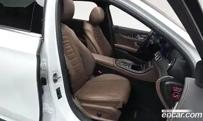 Mercedes-Benz E-Class 2022 2.0 Автомат в Москве № 223325, миниатюра 3