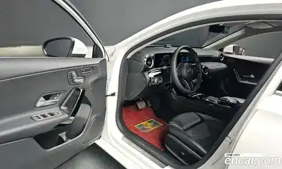Mercedes-Benz A-Class 2019 2.0 Автомат в Москве № 224149, миниатюра 2