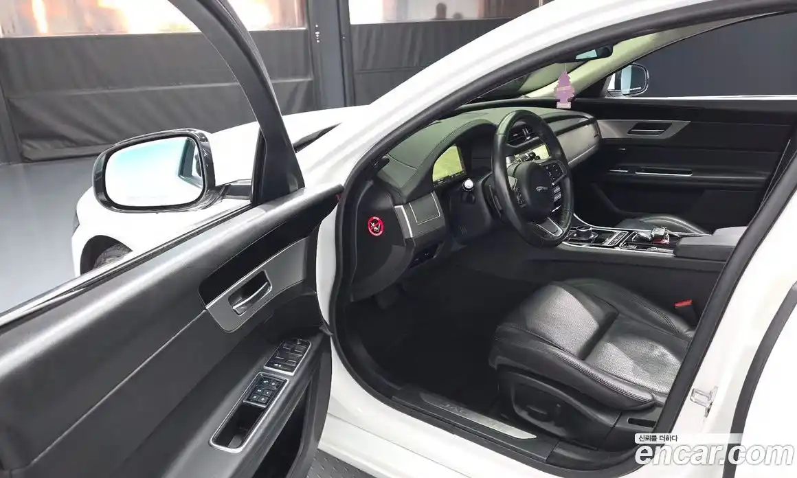 Jaguar XF 2018 2.0 Автомат в Москве № 256079, фото 18