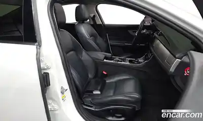 Jaguar XF 2018 2.0 Автомат в Москве № 256079, миниатюра 2