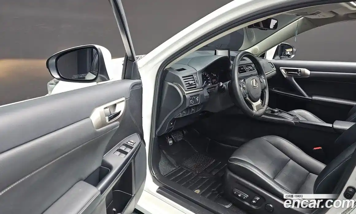 Lexus CT200h 2017 1.8 Автомат в Москве № 168259, фото 9