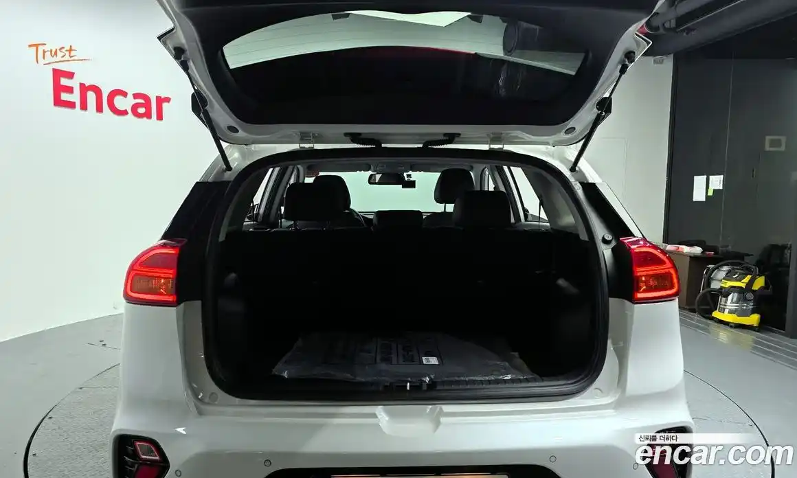 Kia Niro 2022 1.6 Автомат в Москве № 128433, фото 17