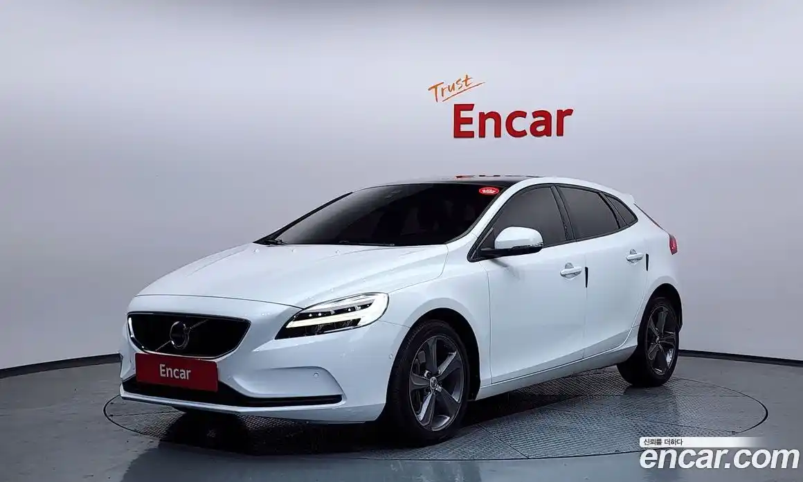 Volvo V40 2018 2.0 Автомат в Москве № 161350, фото 1