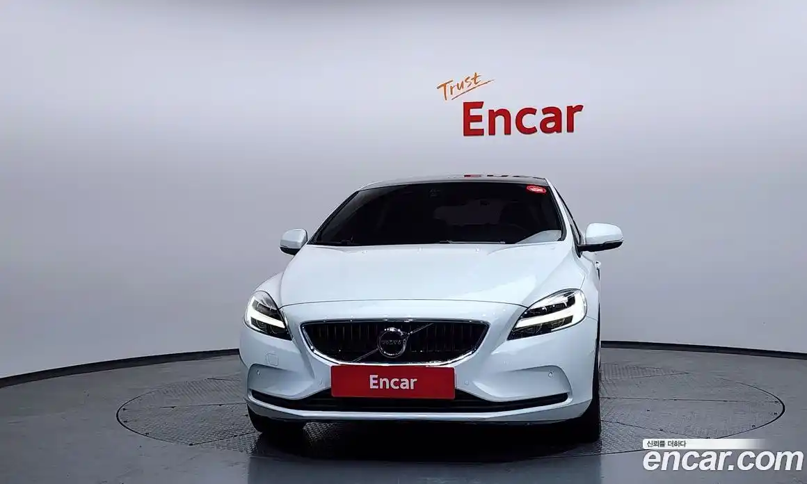 Volvo V40 2018 2.0 Автомат в Москве № 161350, фото 3