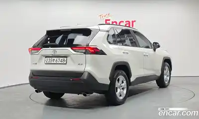 Toyota RAV4 2019 2.5 Автомат в Москве № 199611, миниатюра 2
