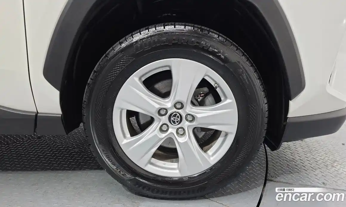 Toyota RAV4 2019 2.5 Автомат в Москве № 199611, фото 5