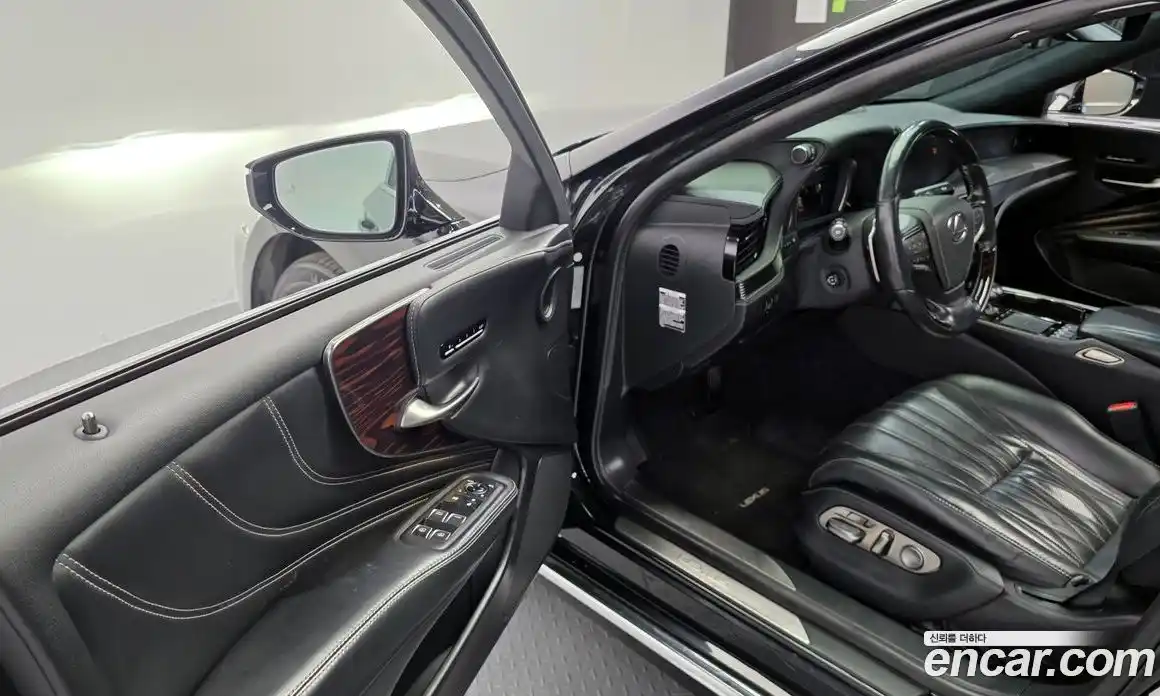 Lexus LS 2018 3.5 Автомат в Москве № 214711, фото 16