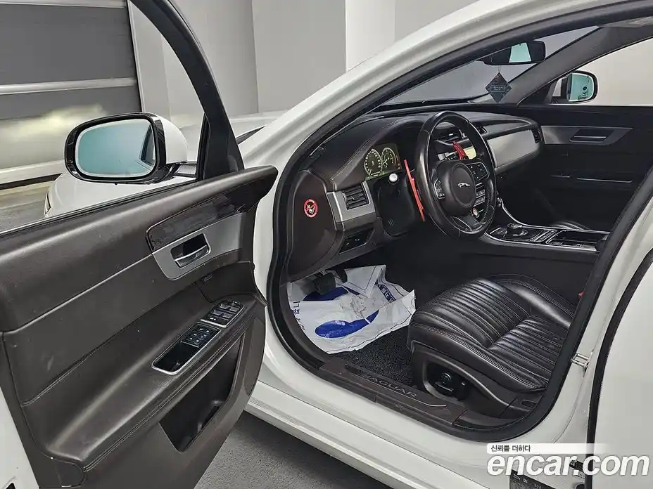 Jaguar XF 2017 2.0 Автомат в Москве № 283811, фото 11