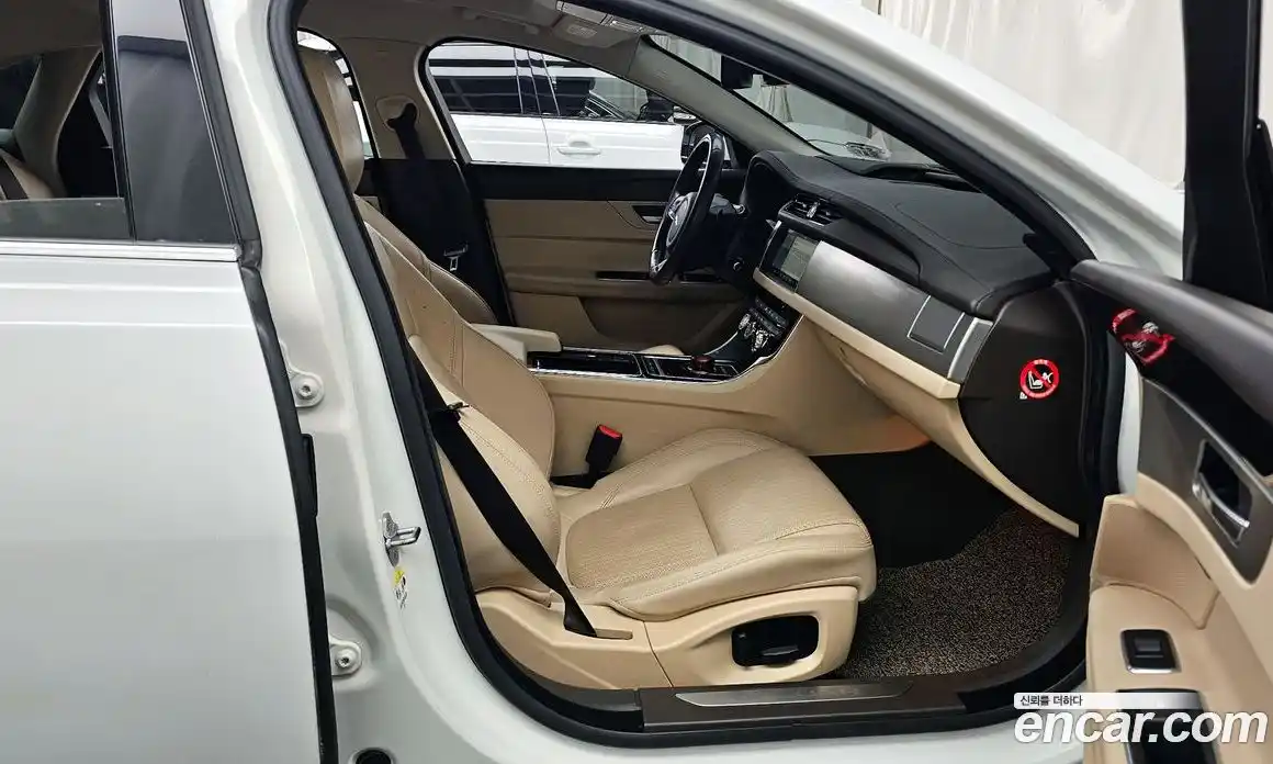 Jaguar XF 2016 2.0 Автомат в Москве № 283837, фото 11