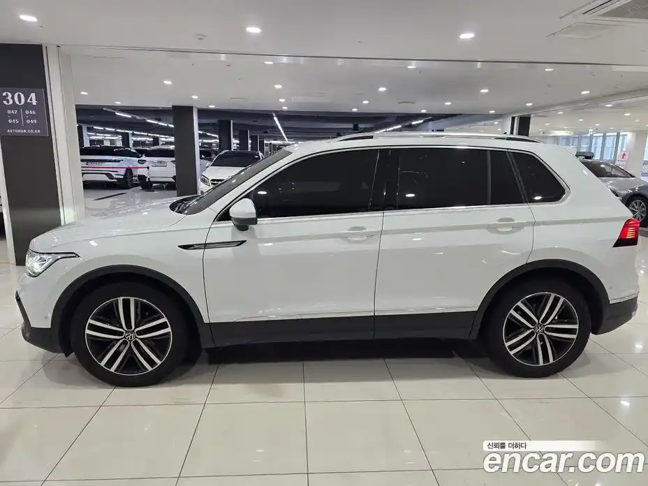 Volkswagen Tiguan 2023 2.0 Автомат в Москве № 296292, фото 3