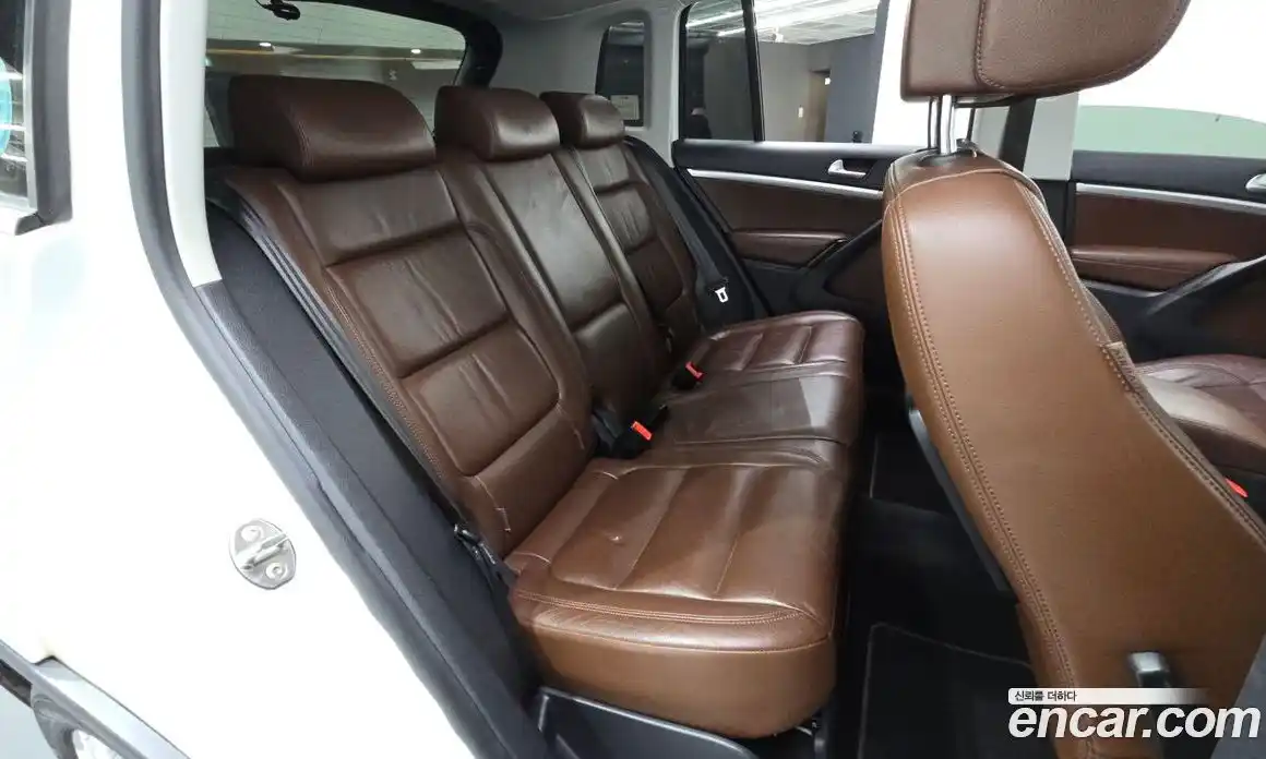 Volkswagen Tiguan 2015 2.0 Автомат в Москве № 168957, фото 3