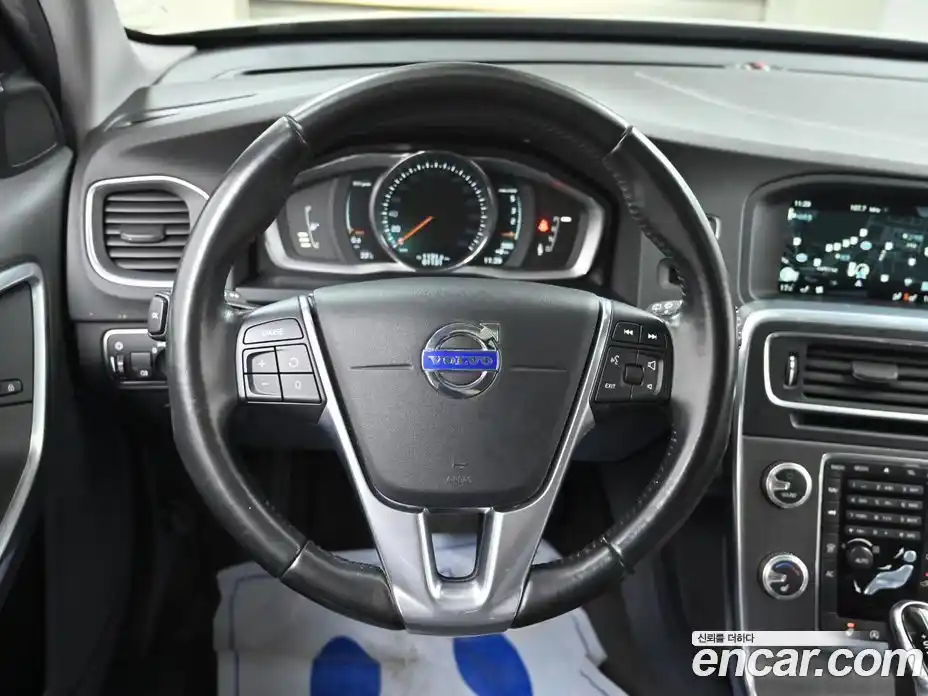 Volvo V60 2016 2.0 Автомат в Москве № 206605, фото 13