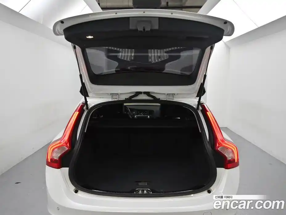 Volvo V60 2016 2.0 Автомат в Москве № 206605, фото 20