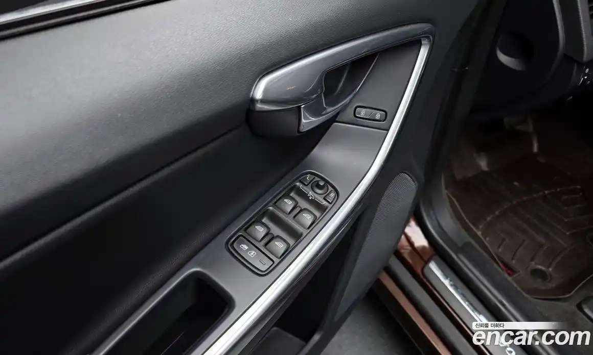 Volvo XC60 2017 2.0 Автомат в Москве № 190881, фото 12