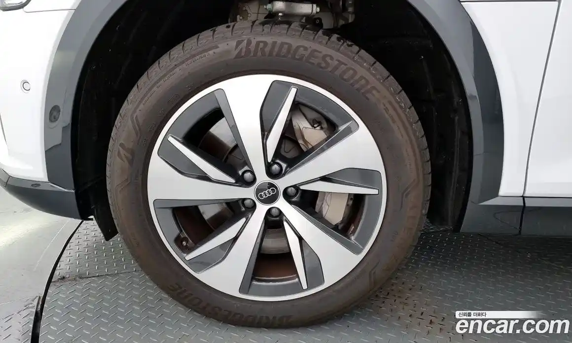 Audi Q8 e-tron 2024 0.3 Автомат в Москве № 195886, фото 13