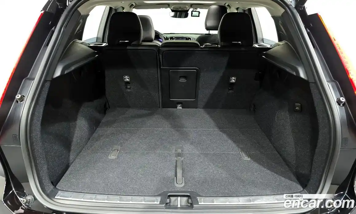 Volvo XC40 2023 2.0 Автомат в Москве № 212796, фото 18