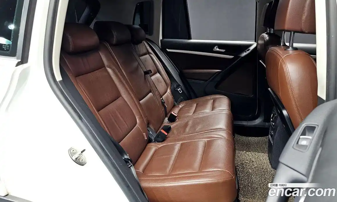 Volkswagen Tiguan 2015 2.0 Автомат в Москве № 215352, фото 13