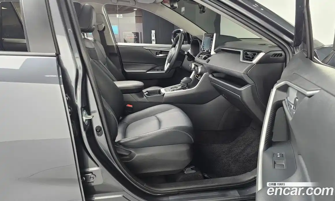 Toyota RAV4 2020 2.5 Автомат в Москве № 360771, фото 11