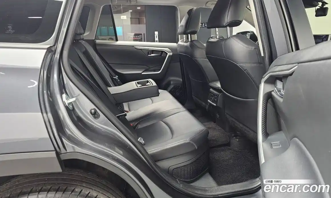 Toyota RAV4 2020 2.5 Автомат в Москве № 360771, фото 12