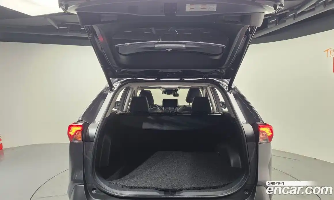 Toyota RAV4 2020 2.5 Автомат в Москве № 360771, фото 20