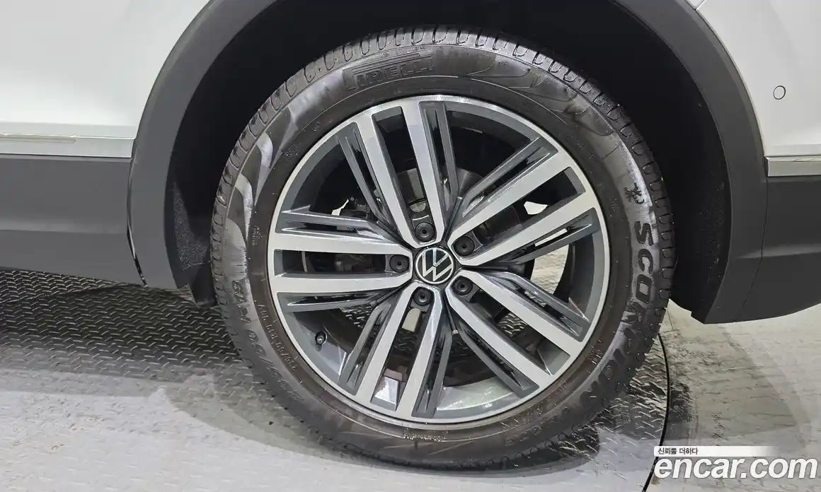 Volkswagen Tiguan 2023 2.0 Автомат в Москве № 168566, фото 18