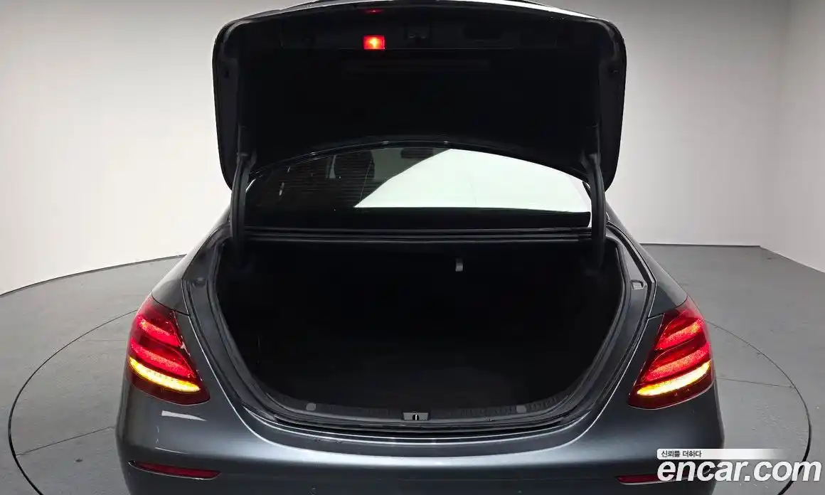 Mercedes-Benz E-Class 2018 2.0 Автомат в Москве № 195652, фото 4