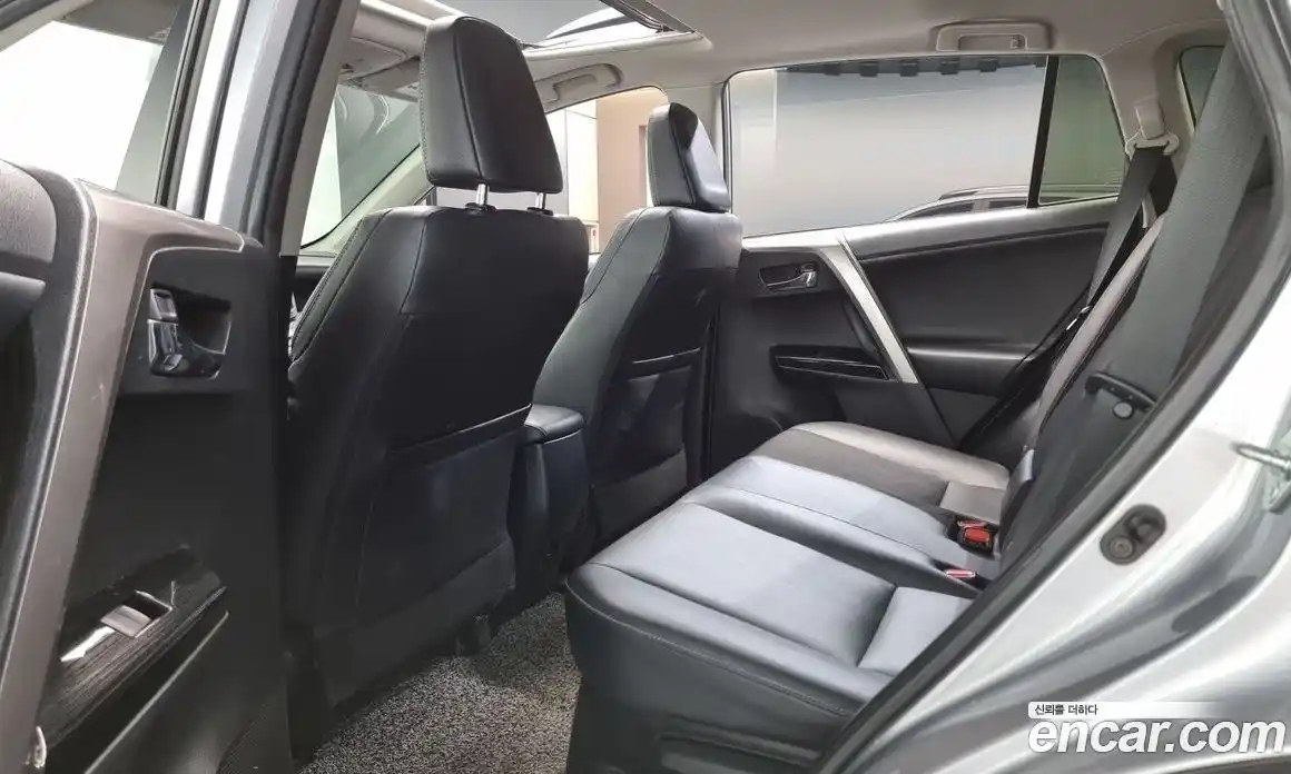 Toyota RAV4 2018 2.5 Автомат в Москве № 334915, фото 12