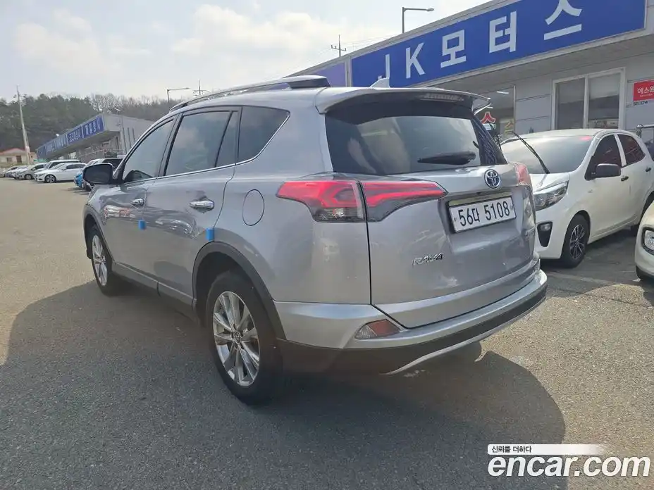 Toyota RAV4 2018 2.5 Автомат в Москве № 334915, фото 3