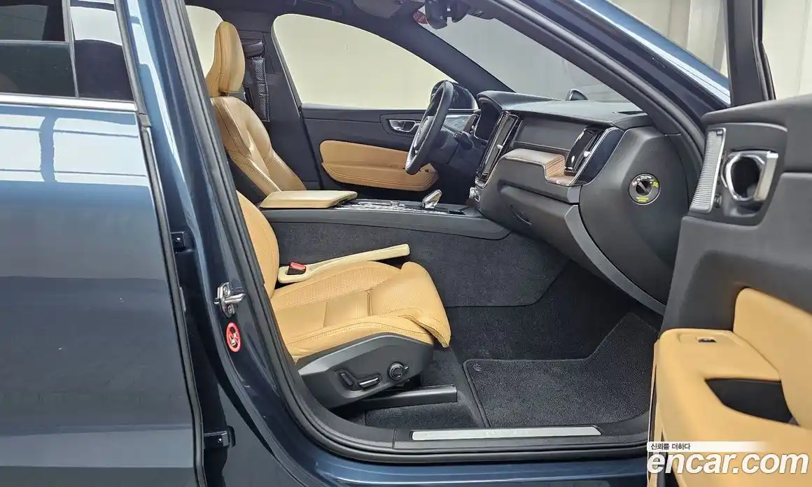 Volvo XC60 2022 2.0 Автомат в Москве № 392053, фото 11