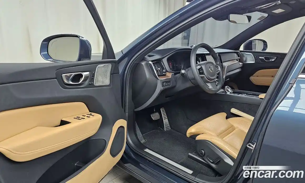 Volvo XC60 2022 2.0 Автомат в Москве № 392053, фото 10