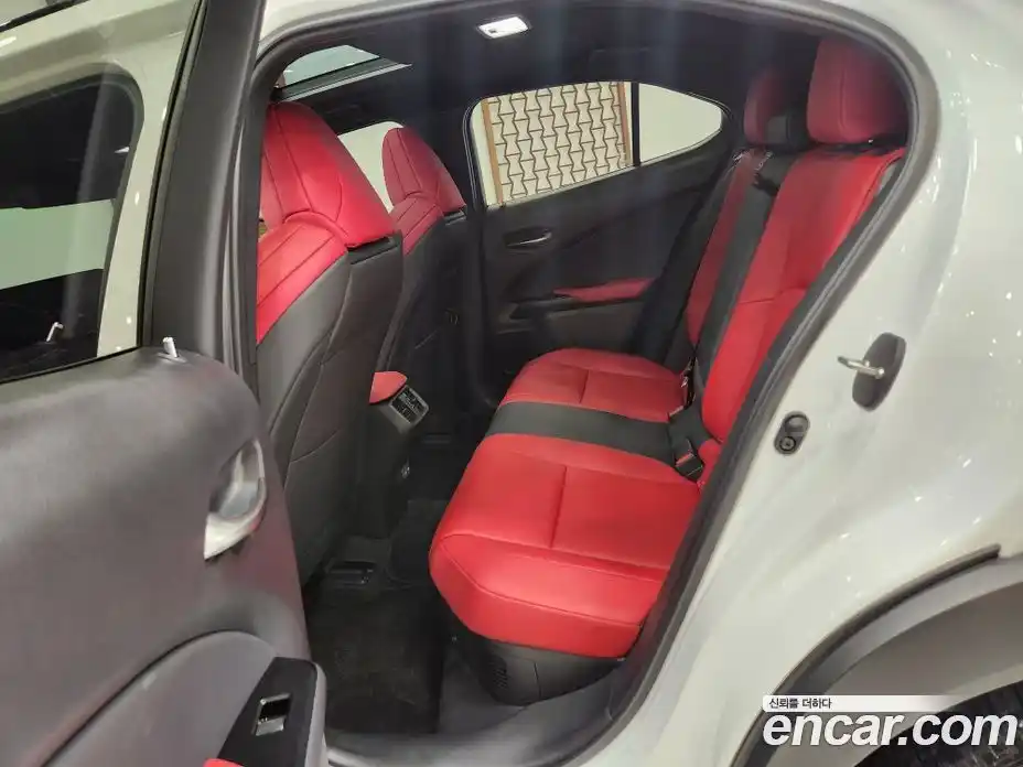 Lexus UX 2025 2.0 Вариатор в Москве № 214733, фото 7