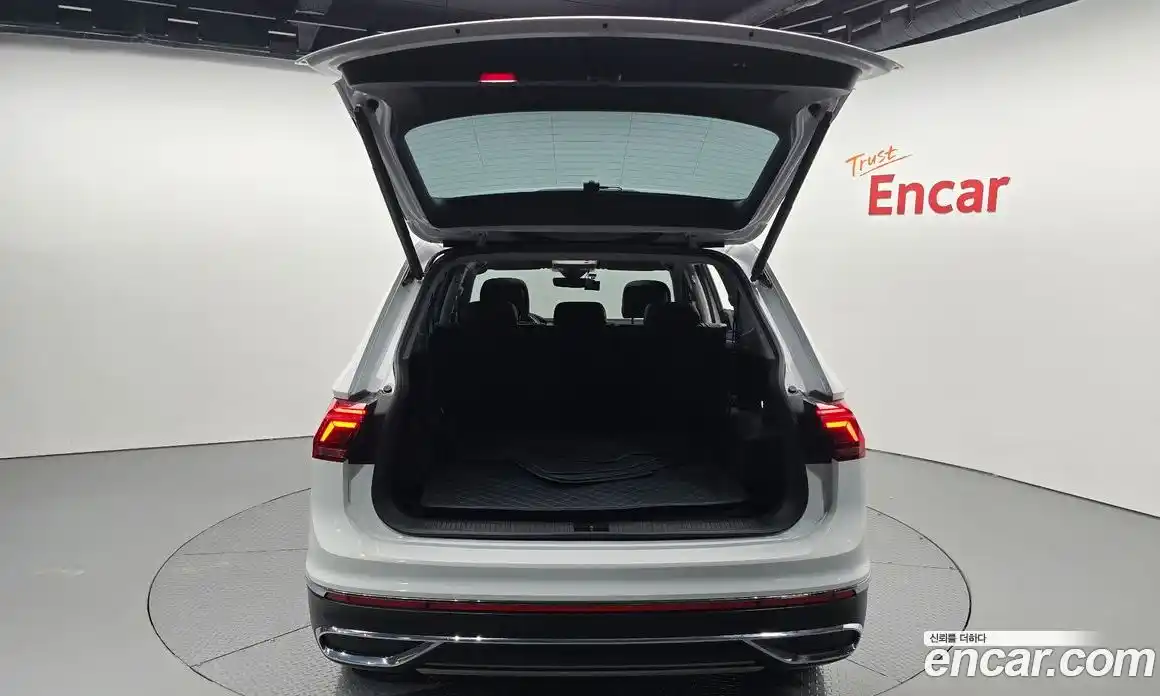 Volkswagen Tiguan 2023 2.0 Автомат в Москве № 232133, фото 18