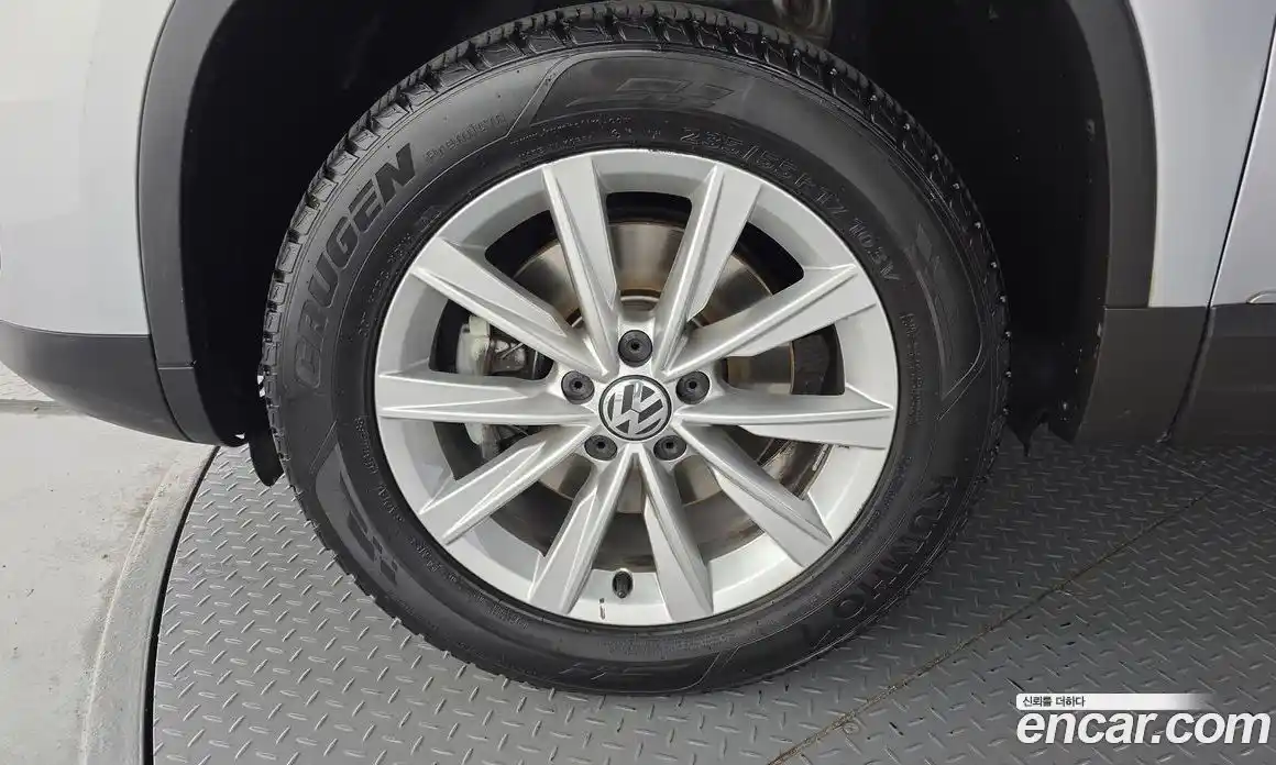 Volkswagen Tiguan 2015 2.0 Автомат в Москве № 232230, фото 4