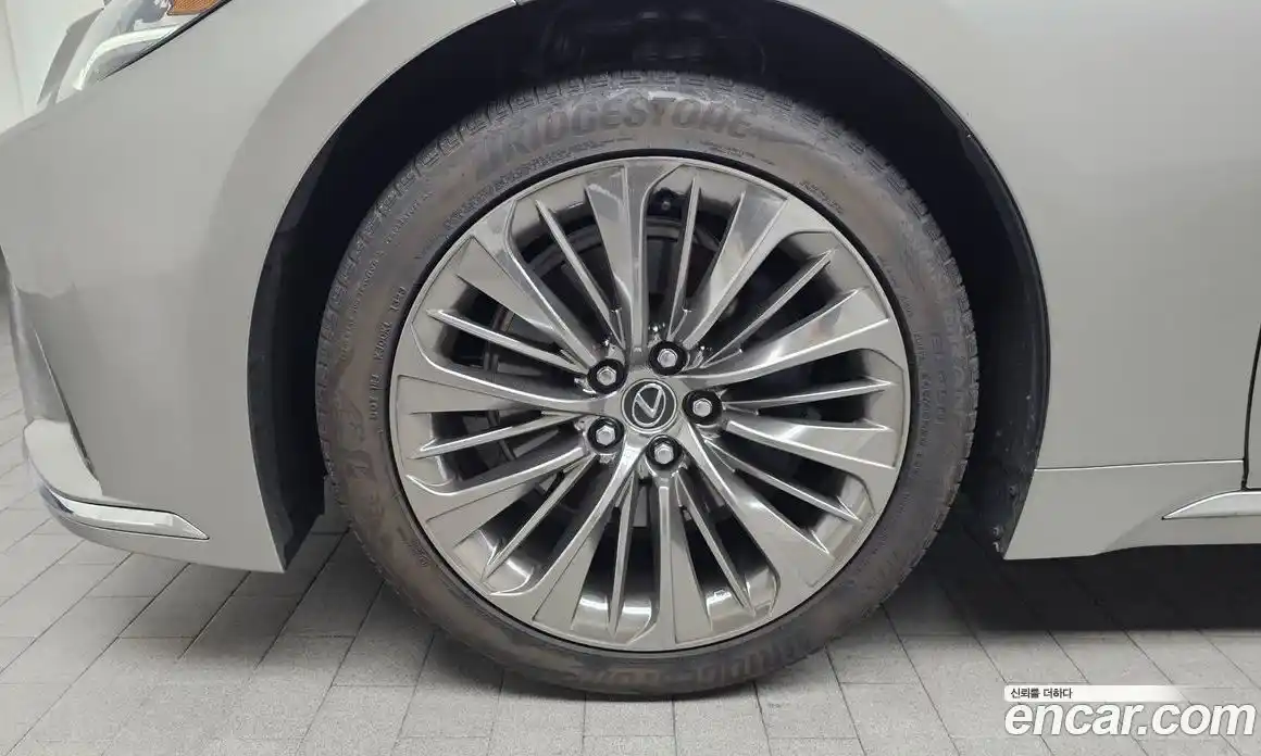 Lexus LS 2023 3.5 Автомат в Москве № 275453, фото 5