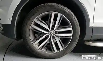 Volkswagen Tiguan 2020 2.0 Автомат в Москве № 301202, миниатюра 4