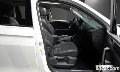 Volkswagen Tiguan 2020 2.0 Автомат в Москве № 301202, миниатюра 6