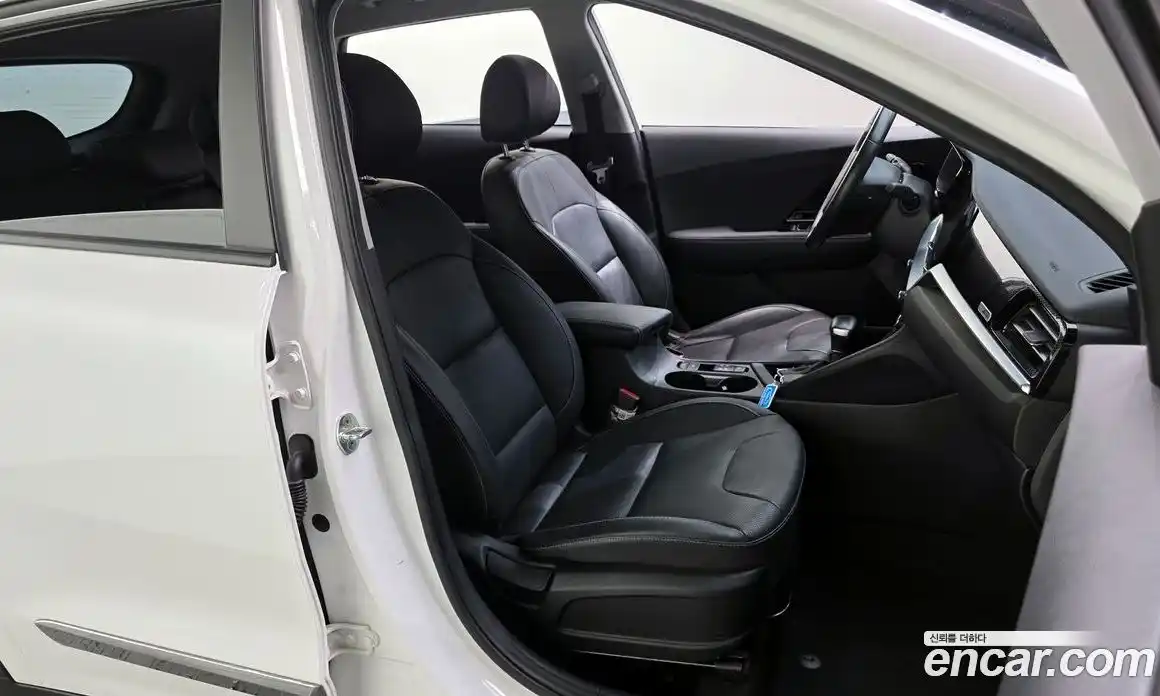 Kia Niro 2022 1.6 Автомат в Москве № 132612, фото 4