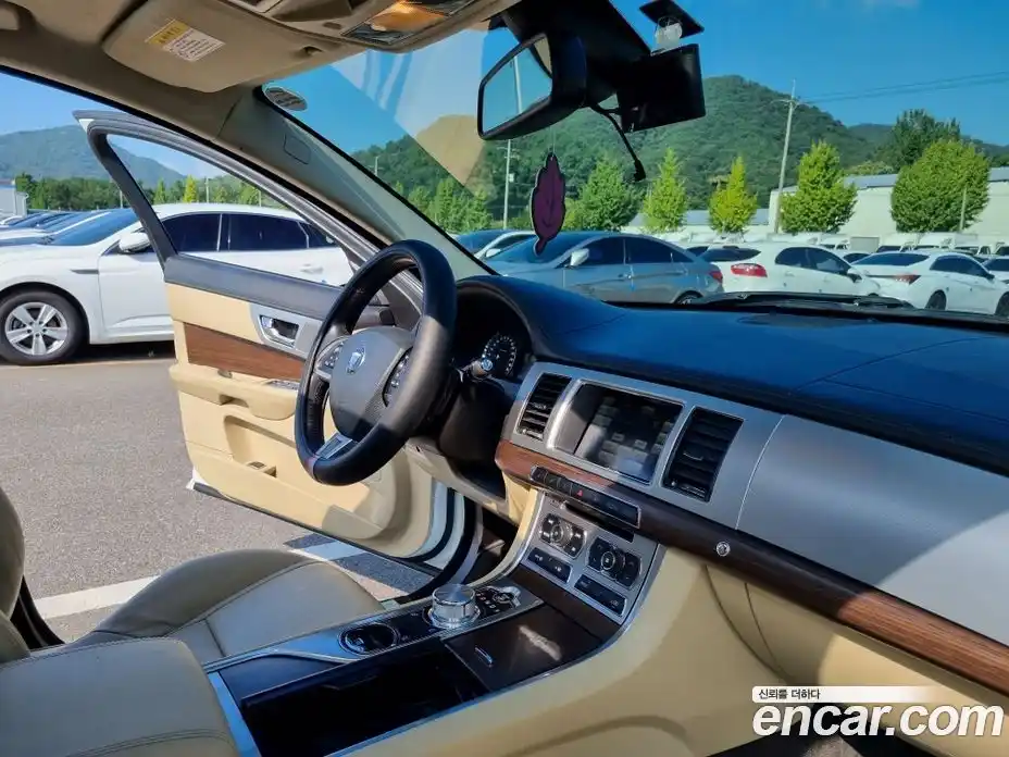 Jaguar XF 2015 2.0 Автомат в Москве № 248278, фото 13