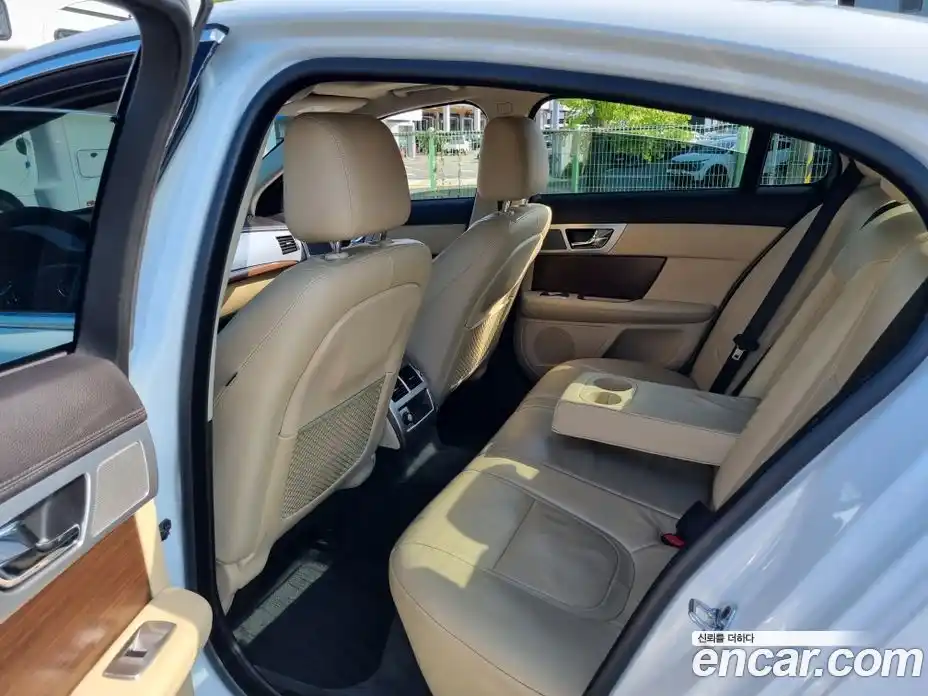 Jaguar XF 2015 2.0 Автомат в Москве № 248278, фото 14