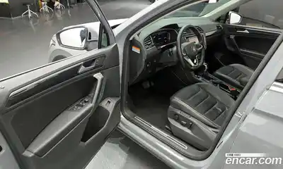 Volkswagen Tiguan 2022 2.0 Автомат в Москве № 168782, миниатюра 3