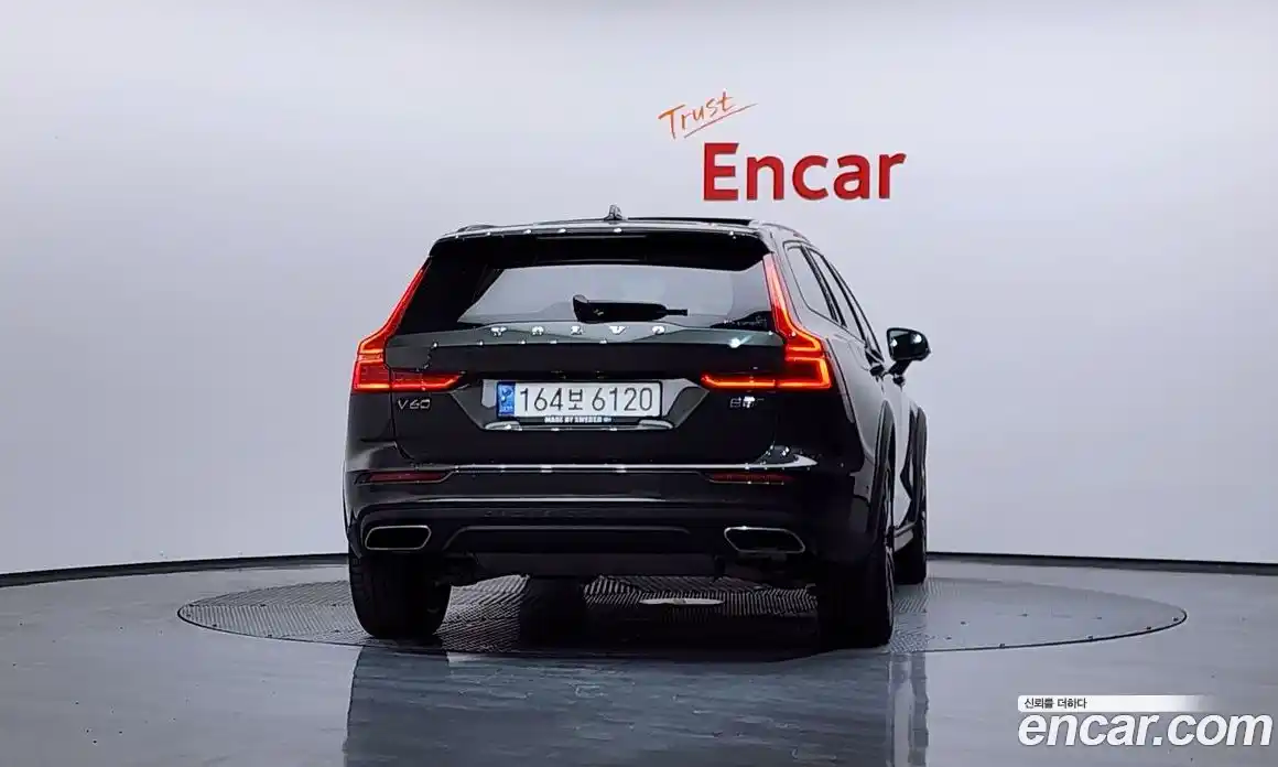 Volvo V60 2022 2.0 Автомат в Москве № 212893, фото 4