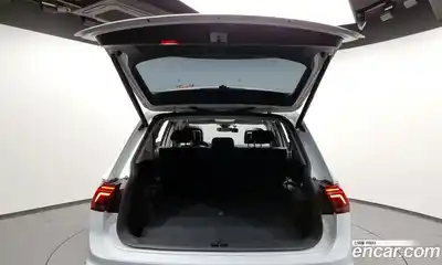 Volkswagen Tiguan 2023 2.0 Автомат в Москве № 215025, миниатюра 3