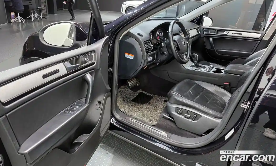 Volkswagen Touareg 2013 4.1 Автомат в Москве № 215385, фото 11