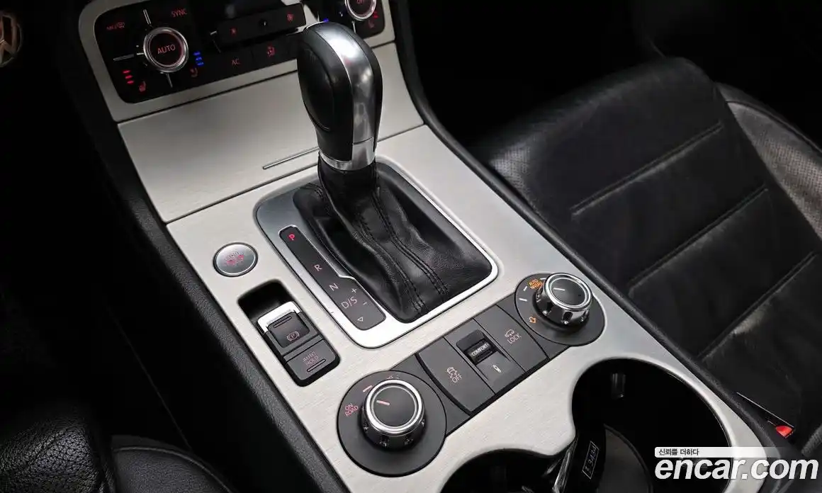 Volkswagen Touareg 2013 4.1 Автомат в Москве № 215385, фото 9