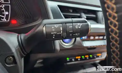 Lexus UX 2019 2.0 Автомат в Москве № 232003, миниатюра 2