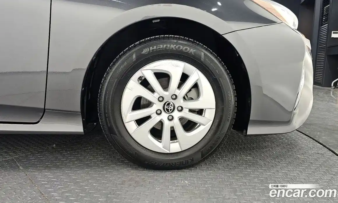 Toyota Prius 2017 1.8 Автомат в Москве № 302464, фото 19