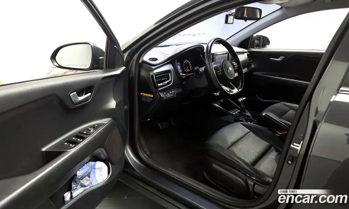 Kia Stonic 2018 1.6 Автомат в Москве № 134370, фото 15